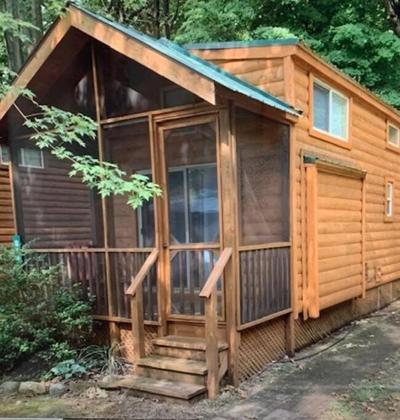 Knotty but Nice-sleeps 6-one minute to lake!
