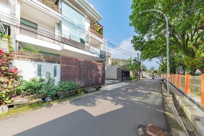 Reddoorz near Kiara Artha Park