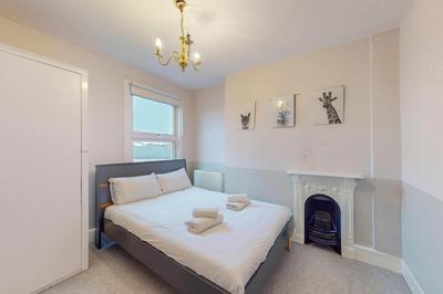 Stunning 3BD flat near Chelsea Football Club