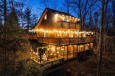 The Family Stone Luxe Cabin Sleeps 12 Hot tub Dogfriendly Dollywood