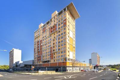 Spacious 2BR apartment with free parking in Lisbon by Soulplaces