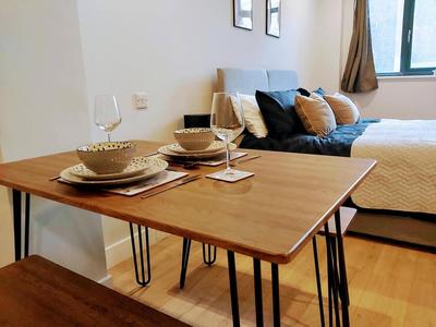 Market Haven Deluxe Studios Town centre with Netflix, Business & Leisure Travellers