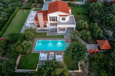 Villa Sobre - Spacious And Comfortable