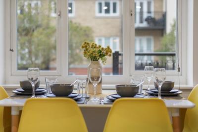 Deluxe 2-Bedroom Serviced Apartment with Free Parking