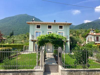 Casa con ampio terrazzo, vista lago e giardino