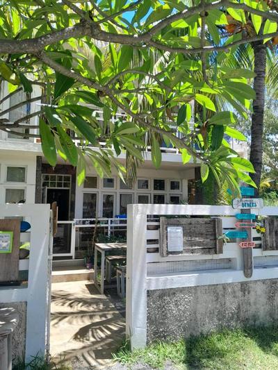 The Skipper and the Blond Lakaz Metiss Arobaz