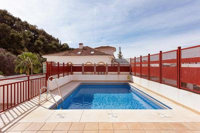 Piscina, patio privado y aparcamiento