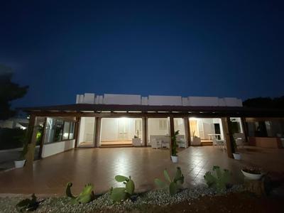 Grande Villa 300m from the beach