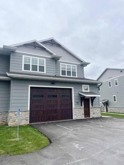 Trendy 2 br Townhouse next to Road America