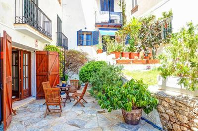 Charming house next to the beach by Hello Homes Sitges