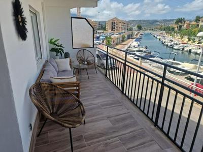Waterfront 3 bed apartment, 90m from the beach