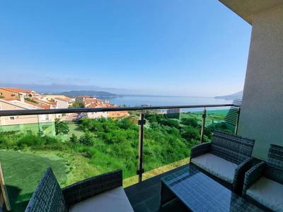 Lux 2-BR apartment
