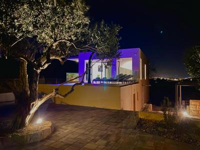 Villa Zaban with heated infinity pool and massage jets