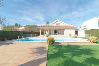 Global Properties, Chalet en primera linea de playa con piscina privada
