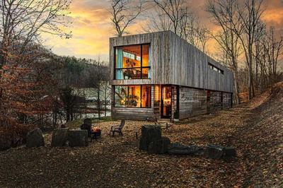 Longhaus: Modern Minimalist Luxury Home: Firepit, outdoor kitchen, pets