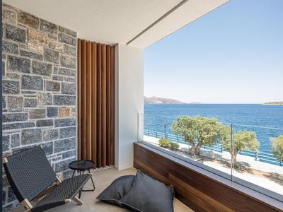 Seannamon Suites Unique Design Sea View Suites next to the beach