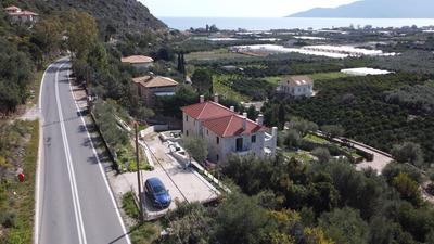 Mad Wall Apartment - Kyziridi House