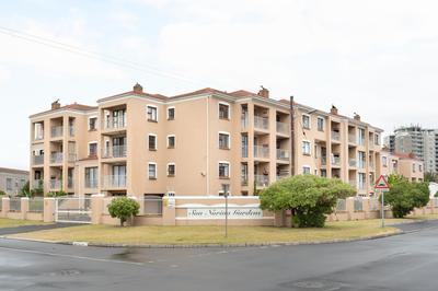 Modern & Secure home, Walking Distance to Beach!