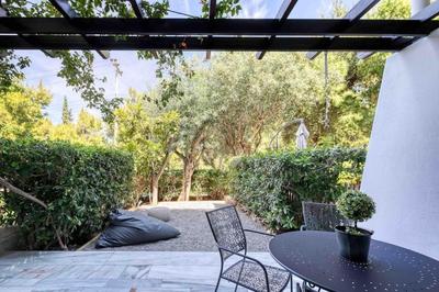 The Four Seasons Vouliagmeni Escape
