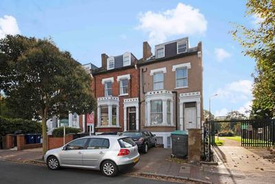 Avenue Road Raised Ground Floor Apartment W3 Sleeps 4