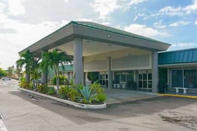 ALL BRAND-NEW Waterfront-Pool, Tiki Bar, Gym