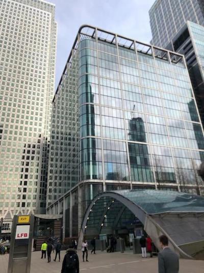 Double Bedroom with a balcony & ensuite bathroom and a new quality mattress in London Canary Wharf with direct train from Heathrow, also convenient from St