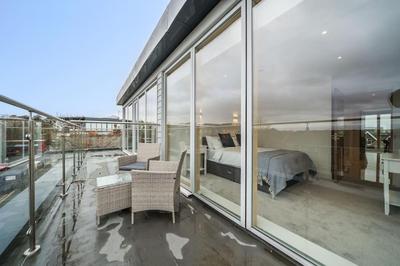 Amazing One bedroom Penthouse in Wimbledon