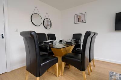 Highley's Nest - Fully Furnished Gem, Free Private Parking, Sky TV & Netflix