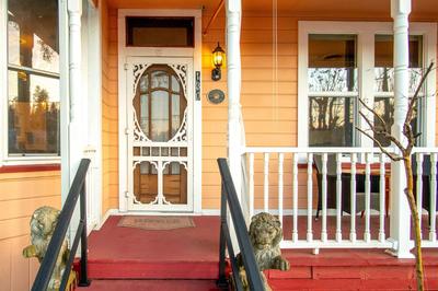 The Golden Parlor- Historic Victorian, Hot Tub