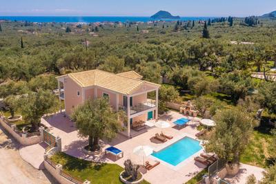 Villa Adelasia by Villa Plus