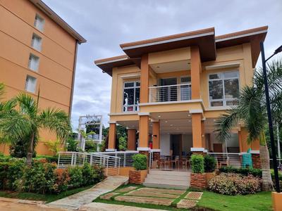 VERDANT by Vista Manors Deluxe Rooms with Balcony, Gym and Swimming Pool