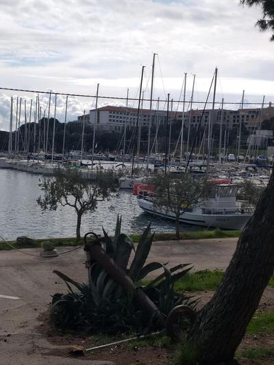 Balcony and Parking, 1min to Shop, Near Beach