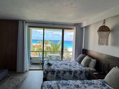 Hermosa suite con balcón y vista al mar