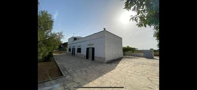 Tipico Casale Pugliese immerso nel verde