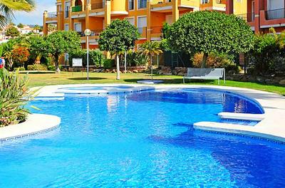 Apartamento con Patio y salida a la piscina.