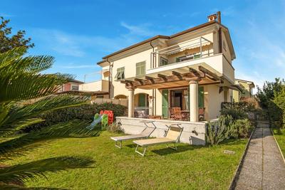 Splendido monolocale con spazioso giardino e veranda a 500 mt dal mare