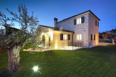 Villa Santa Domenica near Poreč with play room, beautiful tavern & garden