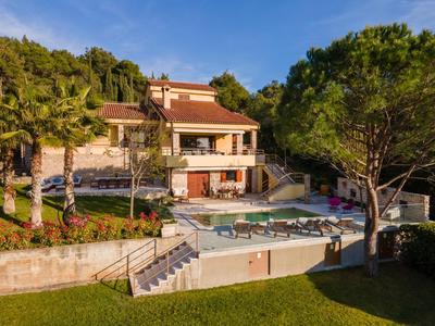Villa Barotul with pool