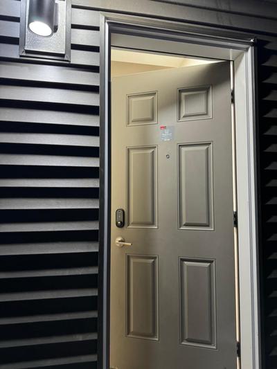 Brand new 2 Bedrooms modern guest suite with separate entrance