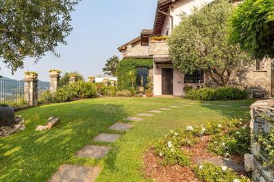 Lovely Cascina. Stunning Lake Views & Sun Deck