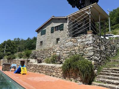 Metato con piscina e giardino