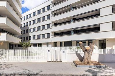 Apartment by the beach with pool and private parking