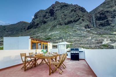 Spacious Home with Tropical Garden, BBQ, Near Seaside