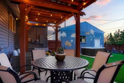One of a Kind Home with HOT TUB Pool Table and Fire Pit 4 Miles to DT