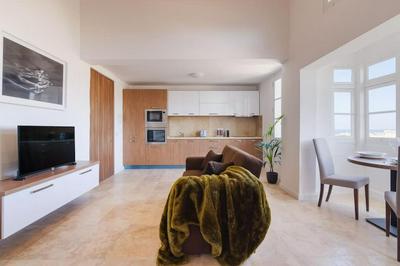 Modern 1BDR City Suite with WiFi & Harbour Views!