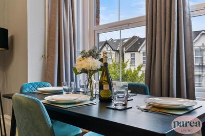 Parea Living - Leytonstone, 2-Bedroom Serviced Apartment, Free Parking, Remote Working