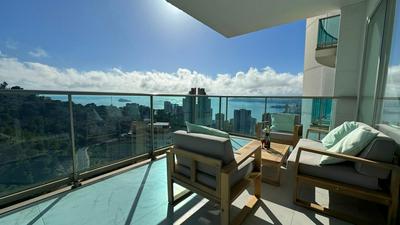 Apartamento reformado con terraza privada