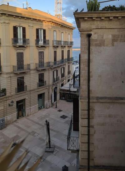 A balcon on the plaza
