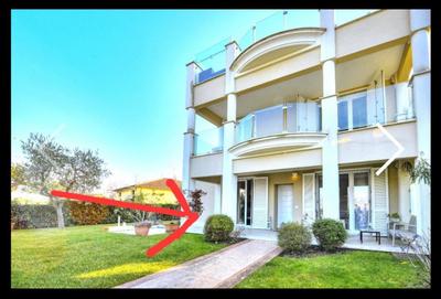 flat front lake with swimming pool, ground floor