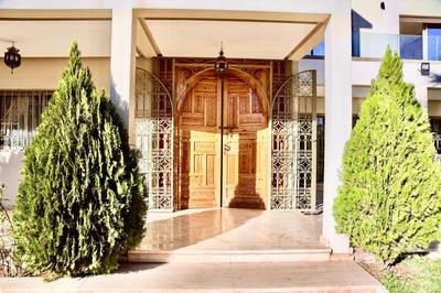 *Villa de luxe à Marrakech, vue sur les montagnes*